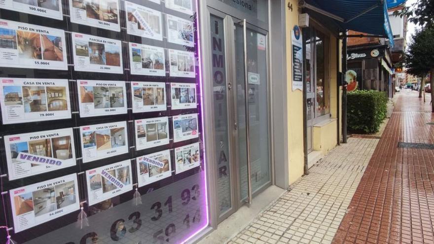 Ofertas de venta de inmuebles en una inmobiliaria local.