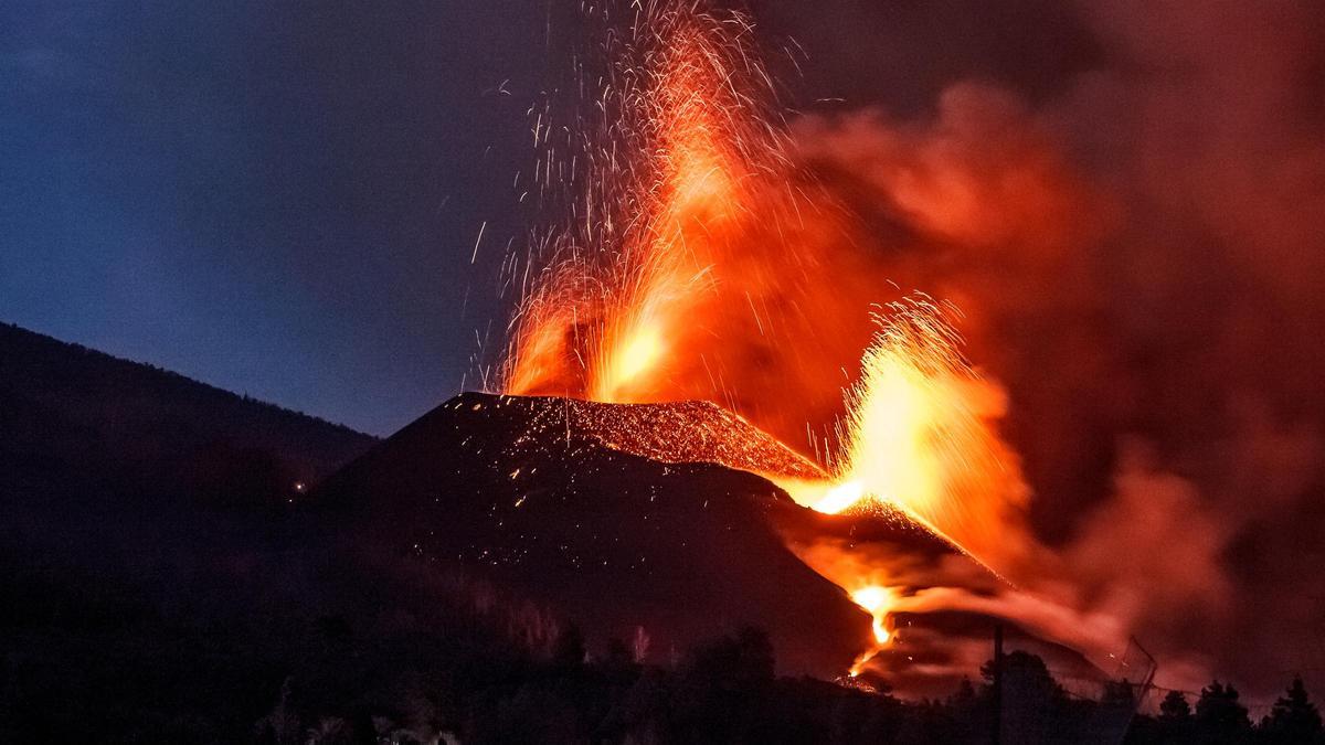 Lava y piroclastos emitidos por el volcán de Cumbre Vieja, en La Palma.