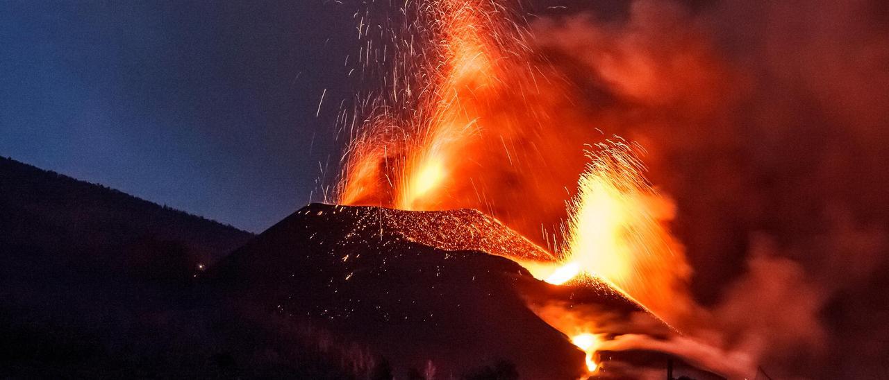 Lava y piroclastos emitidos por el volcán de Cumbre Vieja, en La Palma