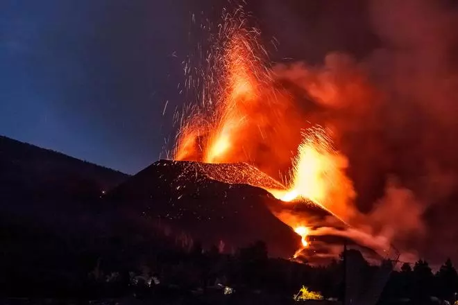La actividad del volcán de La Palma puede provocar más terremotos sentidos por la población y derrumbes