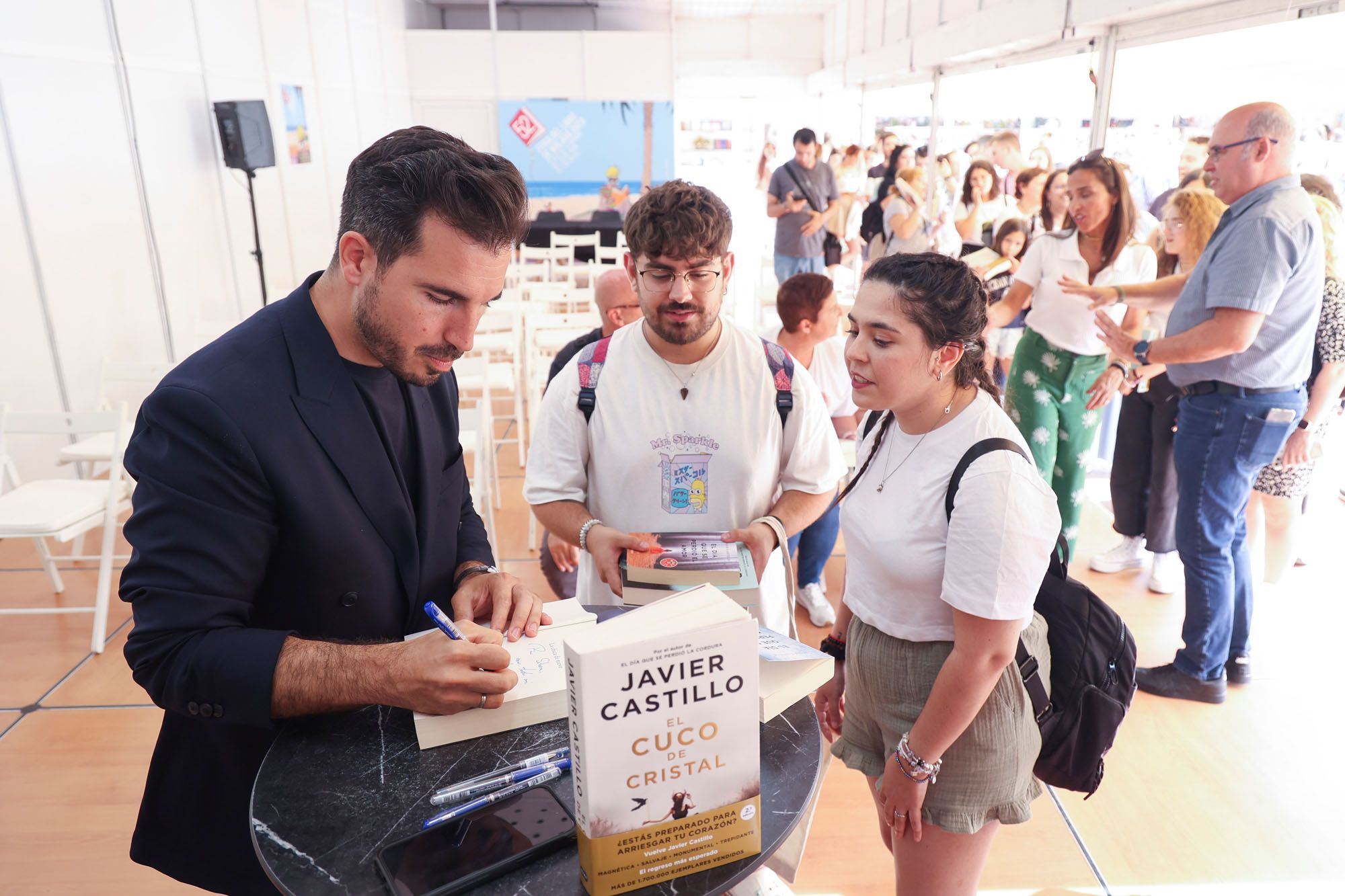 Firma de libros de Javier Castillo en la Feria del Libro de Málaga