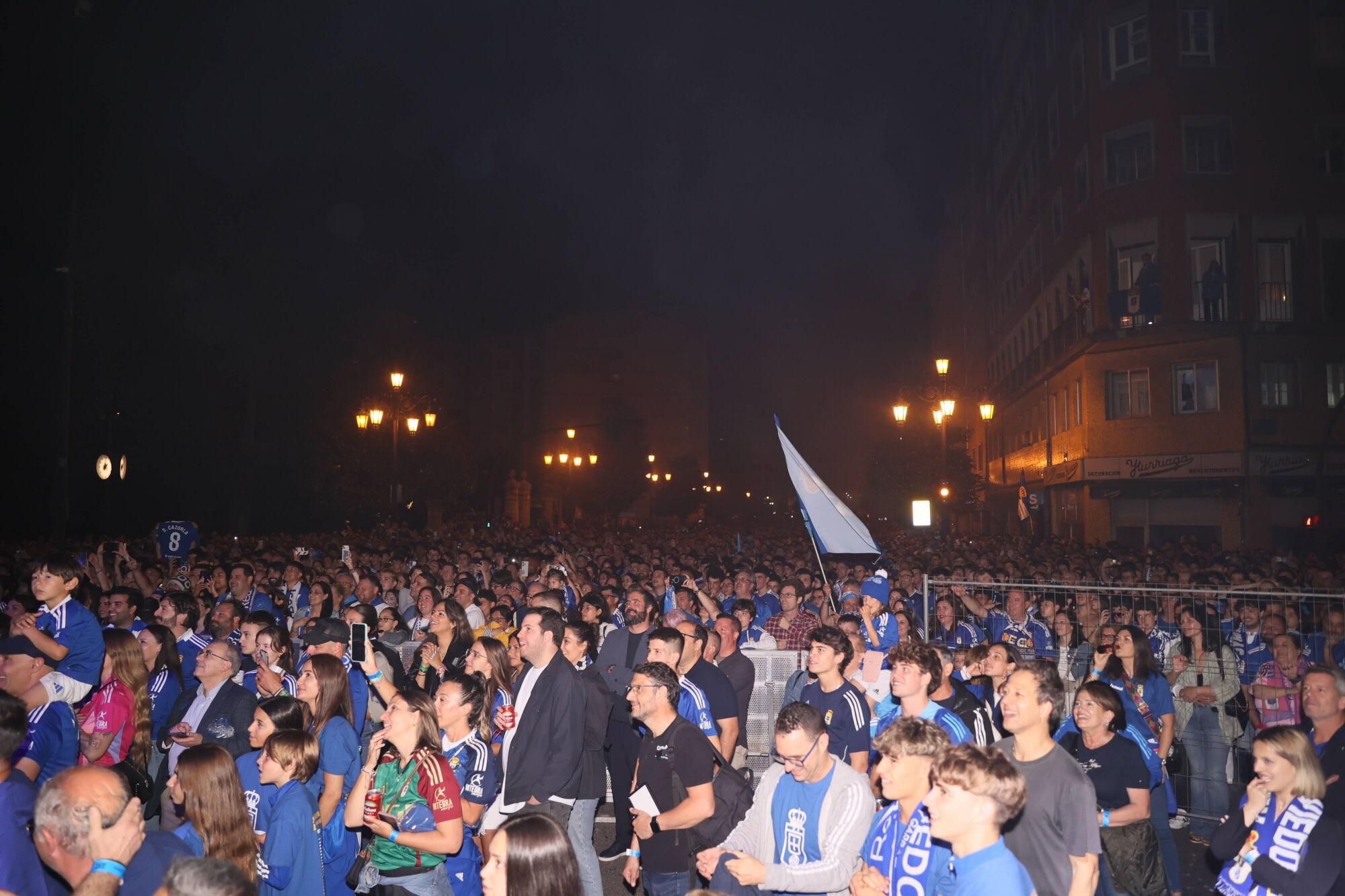 Así se celebró el ascenso del Oviedo a Primera: la afición estalla en una noche histórica
