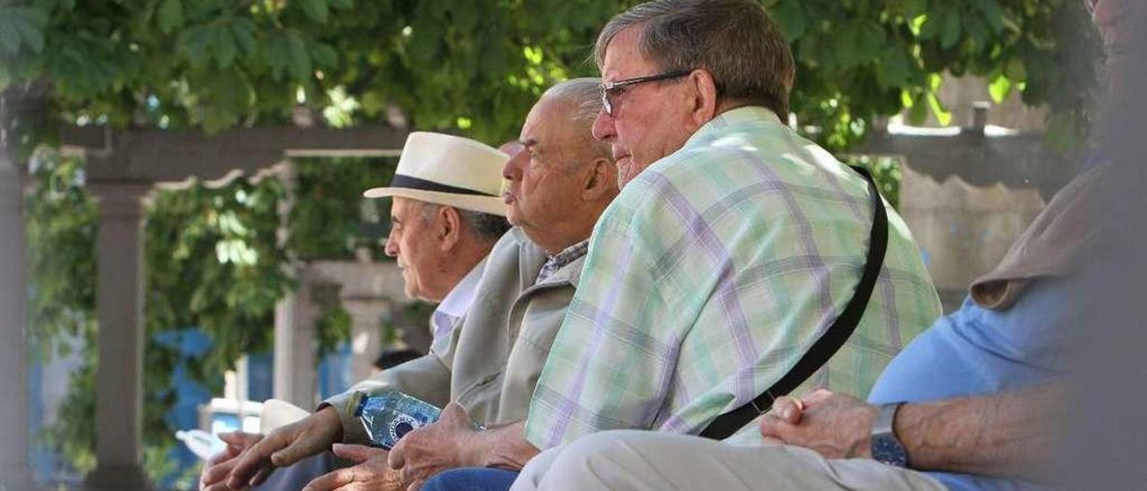 Mayores en el Parque de San Lázaro en la ciudad de Ourense. // Iñaki Osorio