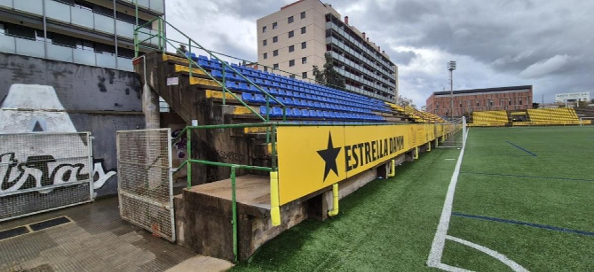 Parte del vallado que rodea el terreno de juego en el estadio Narcís Sala, en Barcelona.