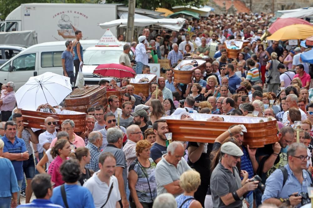 Una decena de personas desfilaron dentro de un ataúd en As Neves para dar gracias por "volver de entre los muertos".