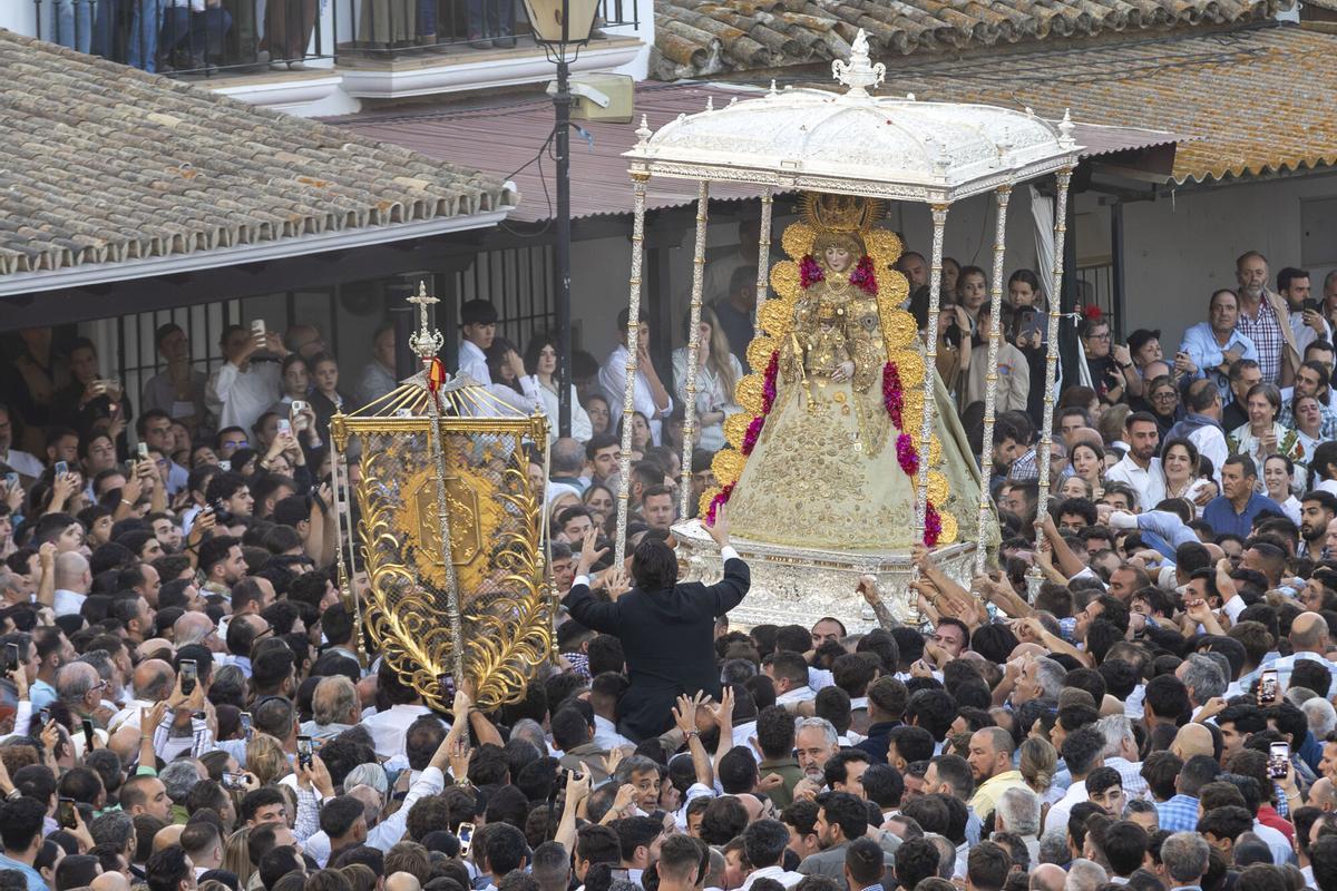 Los romeros de las 127 hermandades filiales de la Virgen del Rocío reciben desde esta la madrugada la visita de la imagen a la que profesan su fe. Los romeros de las 127 hermandades filiales de la Virgen del Rocío reciben desde esta la madrugada la visita de la imagen a la que profesan su fe.