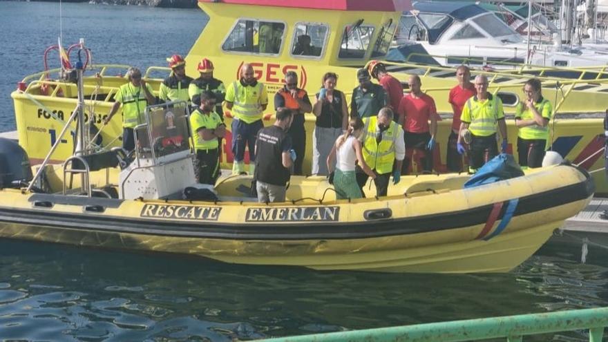 La embarcación de la ONG Emerlan con el cuerpo del submarinista en el muelle de Puerto del Carmen.