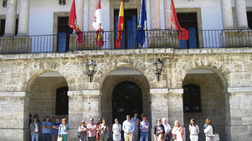 Autoridades y vecinos guardan un minuto de silencio para condenar el atentado de Niza. Foto