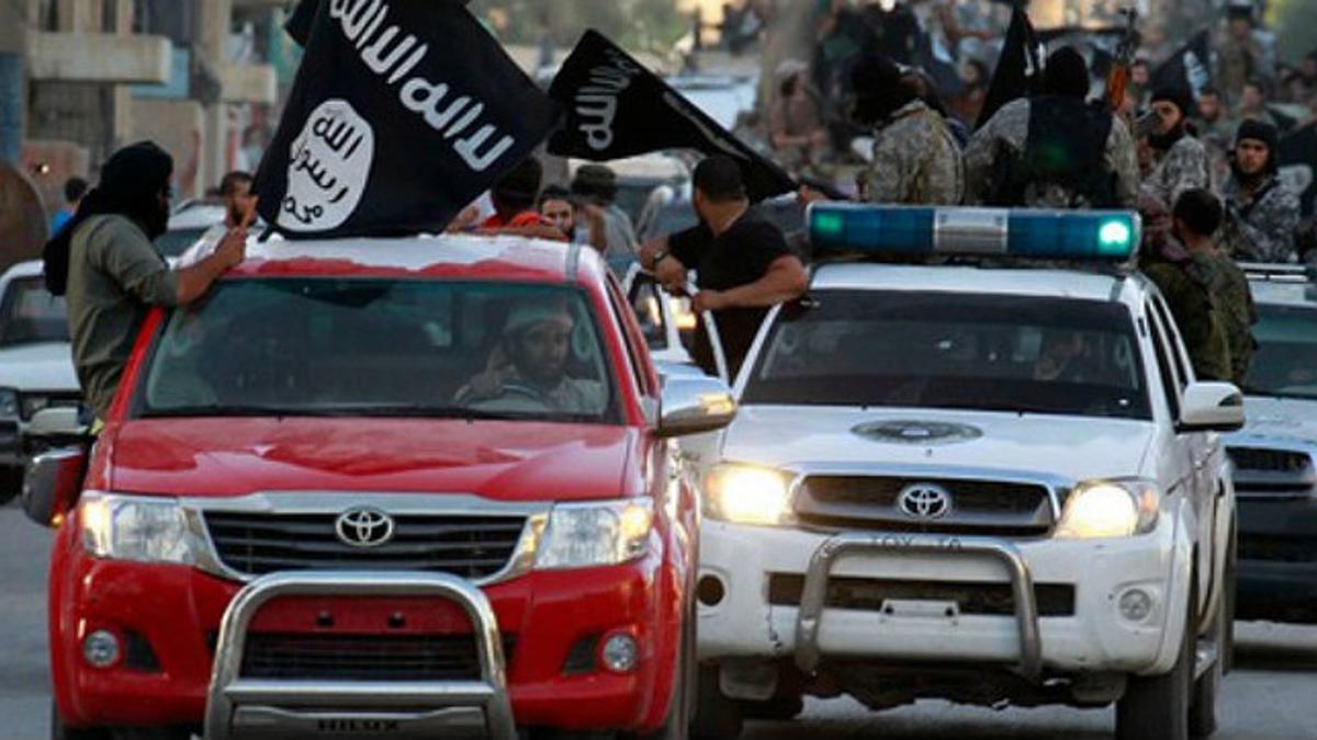 Soldados del Estado Islámico desfilan con banderas y coches Toyota por las calles de Raqqa, en Siria, el pasado mes de junio.