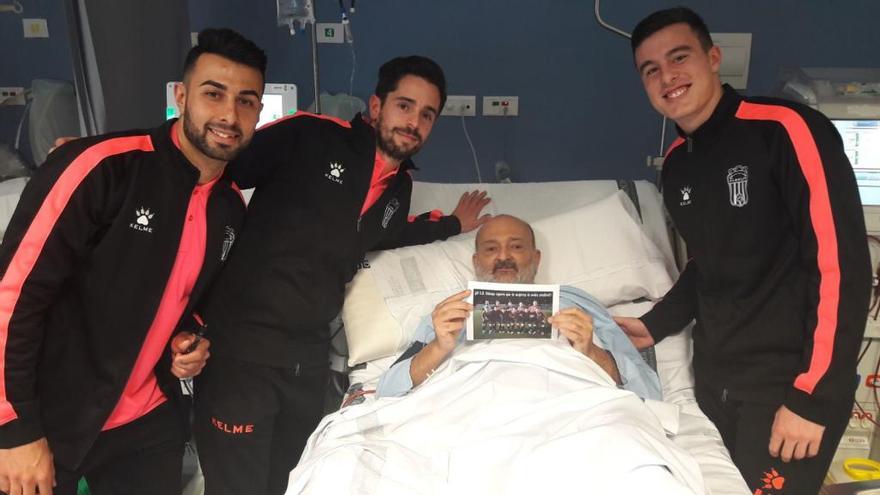 Los jugadores del Eldense visitan el hospital de Elda