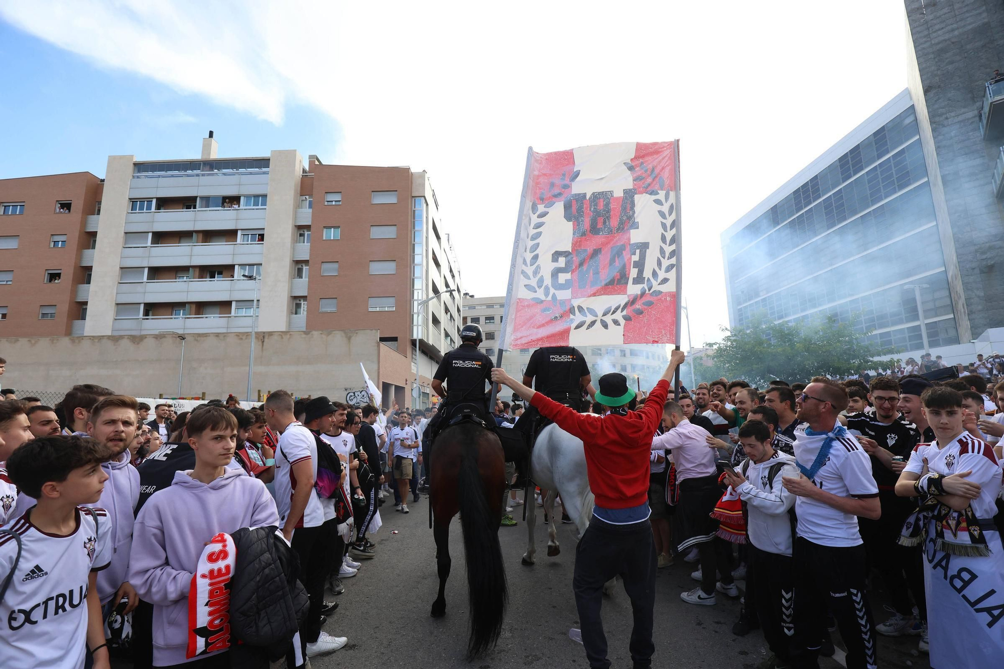 La afición del Levante, junto a su equipo en Albacete