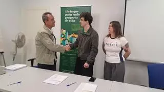 "Ya podemos estar tranquilos", dicen los vecinos de Gijón tras el contrato que evita que la Sareb los eche de sus casas