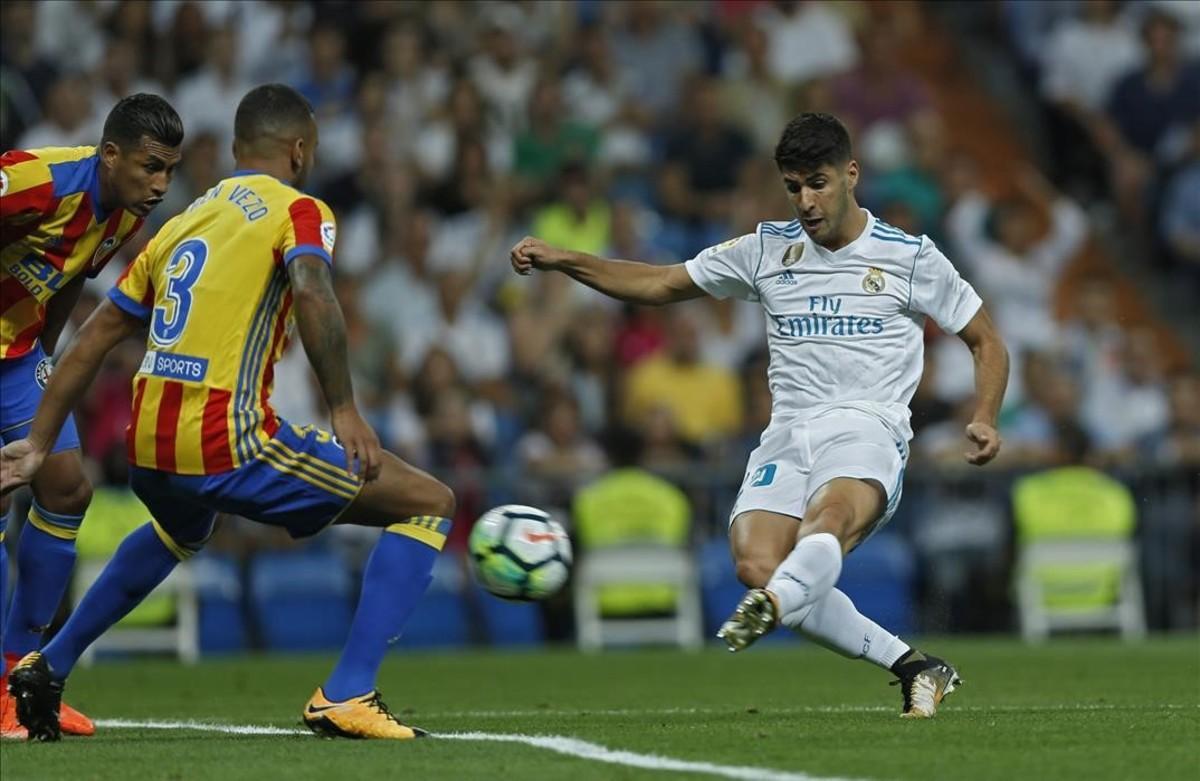 undefined39831058 real madrid s marco asensio  right  scores the opening goal 170828004617