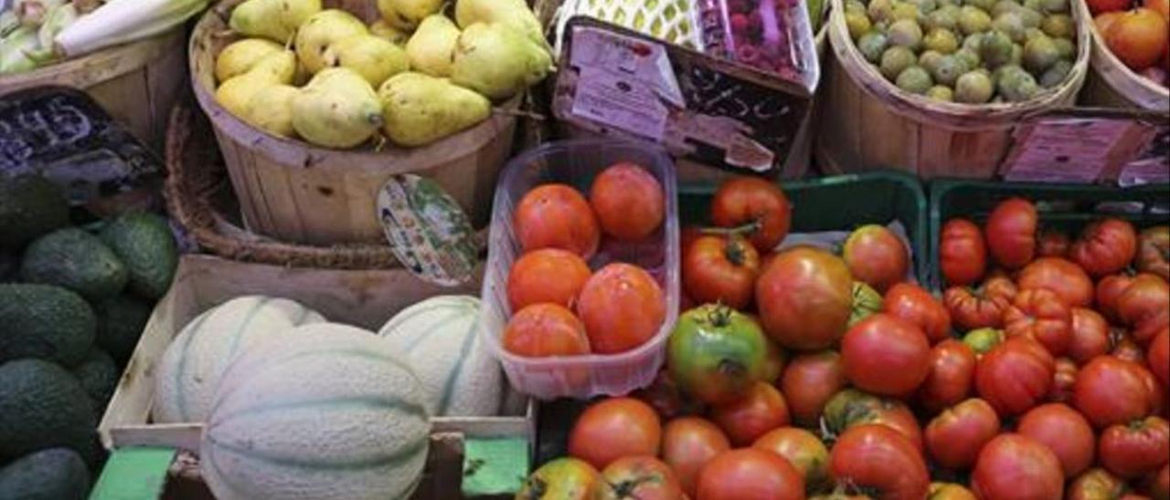 Frutas y verduras a la venta en un mercado.