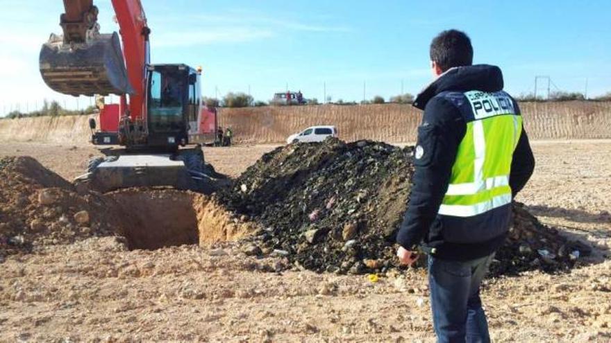 Una imagen de las tareas realizadas por la Policía Judicial sobre el terreno donde aparecieron los enterramientos de basuras.
