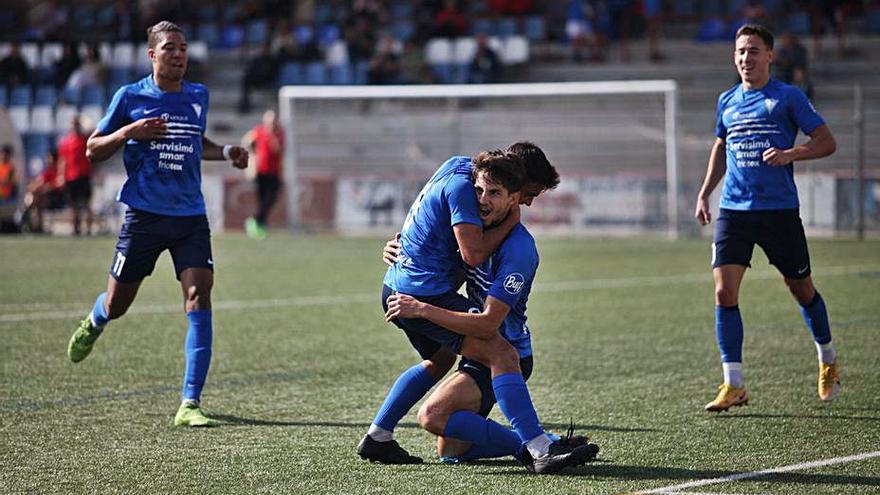 Rafel Pérez felicita Franco després de marcar el gol decisiu | MARC DOMINGO SERRA