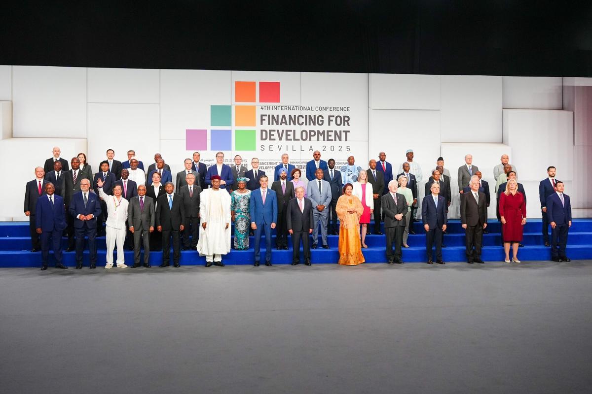 30/06/2025 El presidente del gobierno, Pedro Sánchez y el presidente de la ONU, António Guterres presiden la foto de familia. A 30 de junio de 2025 en Sevilla, Andalucía (España). En el Palacio de Congresos y Exposiciones de Sevilla (FIBES) ha tenido lugar la foto oficial con los jefes de Estado y de Gobierno que participan en la IV Conferencia Internacional sobre la Financiación para el Desarrollo de la ONU. En este acto institucional, se da la bienvenida a los mandatarios que intervienen en esta cumbre global centrada en los retos económicos y financieros del desarrollo sostenible. SOCIEDAD Francisco J. Olmo - Europa Press