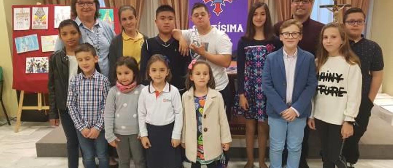 Los niños y niñas ganadores del concurso de dibujo.