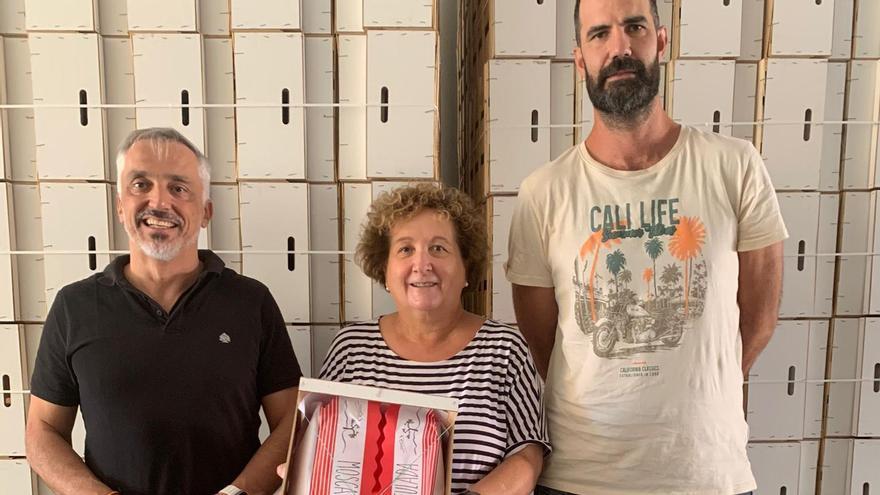Concejal Bisquert junto a dos agricultores de vid Moscatel.
