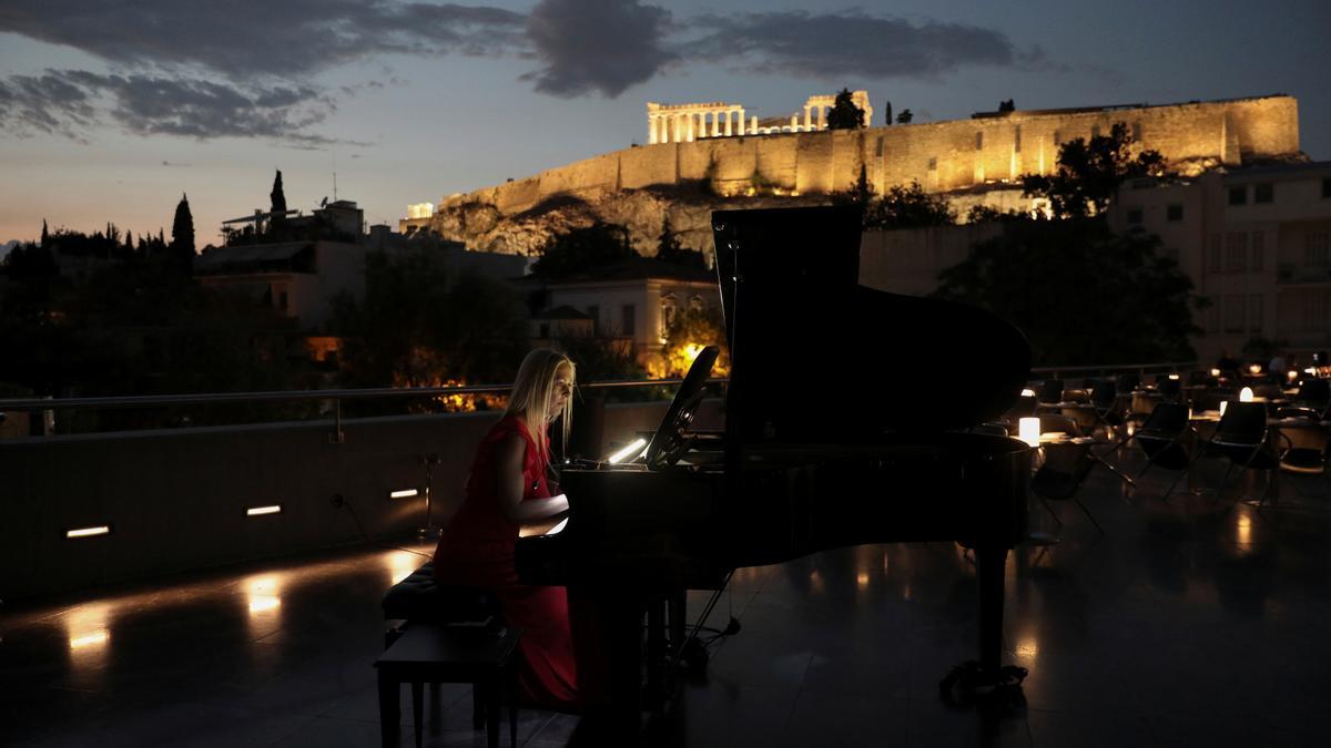 La "luna esturión" de agosto baila sobre la Acrópolis de Atenas en una noche mágica
