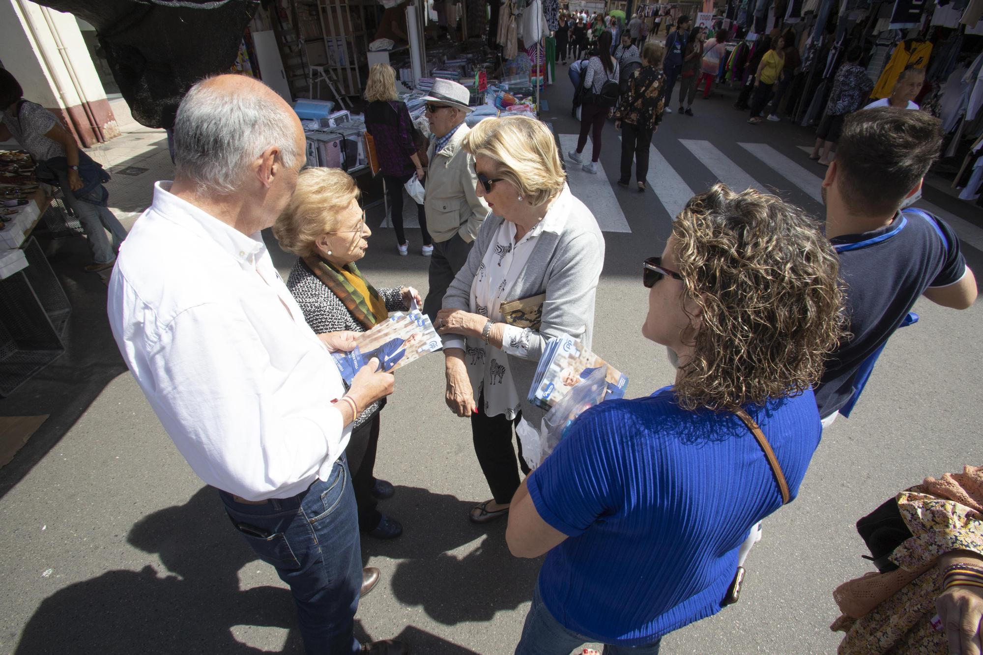 Los Partidos buscan el voto en el mercado de Alzira