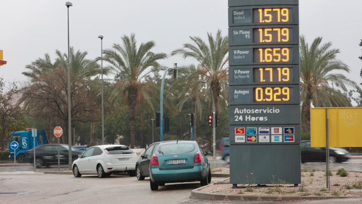Panel de una estación de servicio de Alicante con los precios actuales.