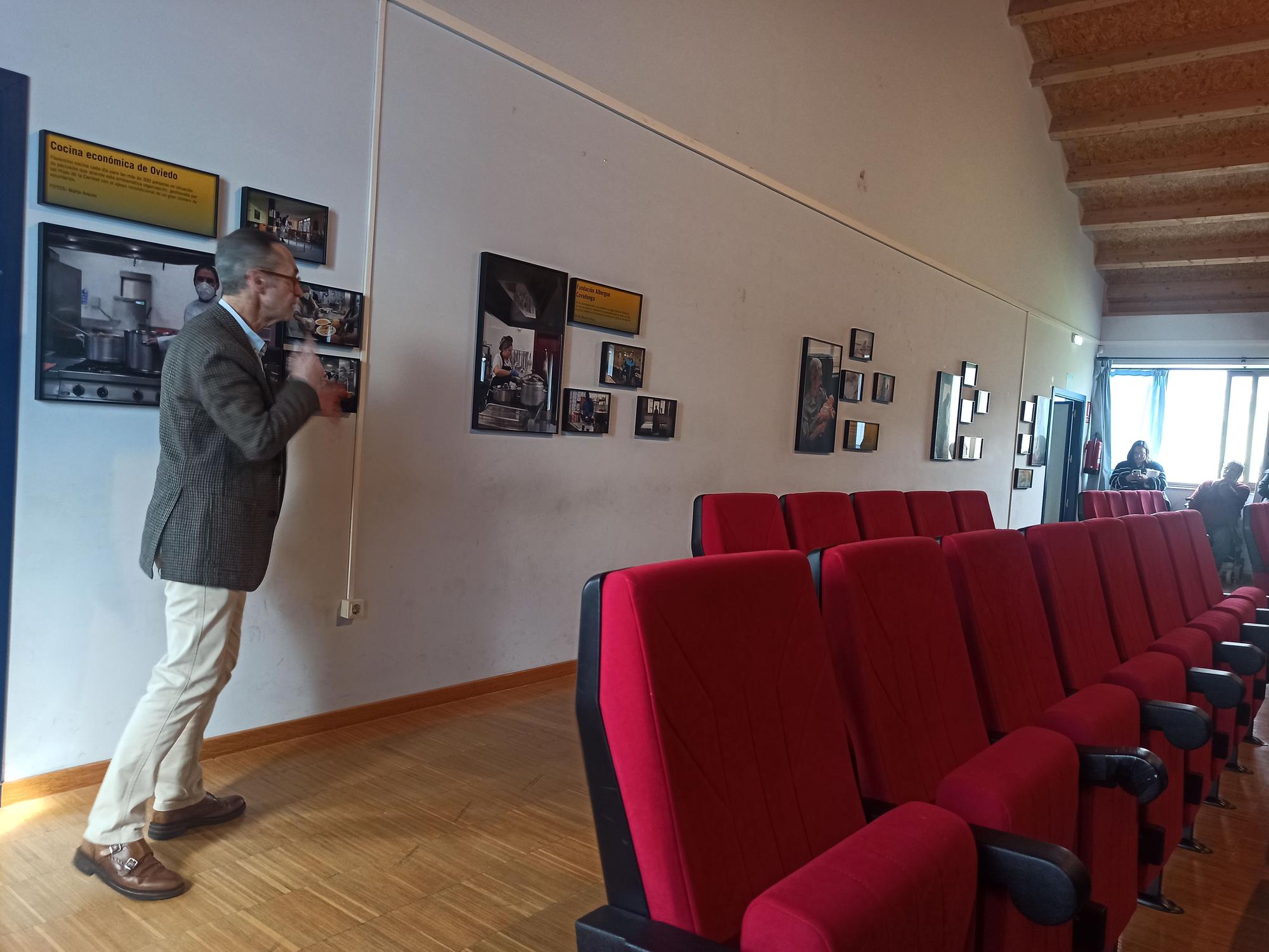 La exposición "Nuestros vecinos invisibles" sorprende a los alumnos del instituto de Llanera: "Es inspiradora"