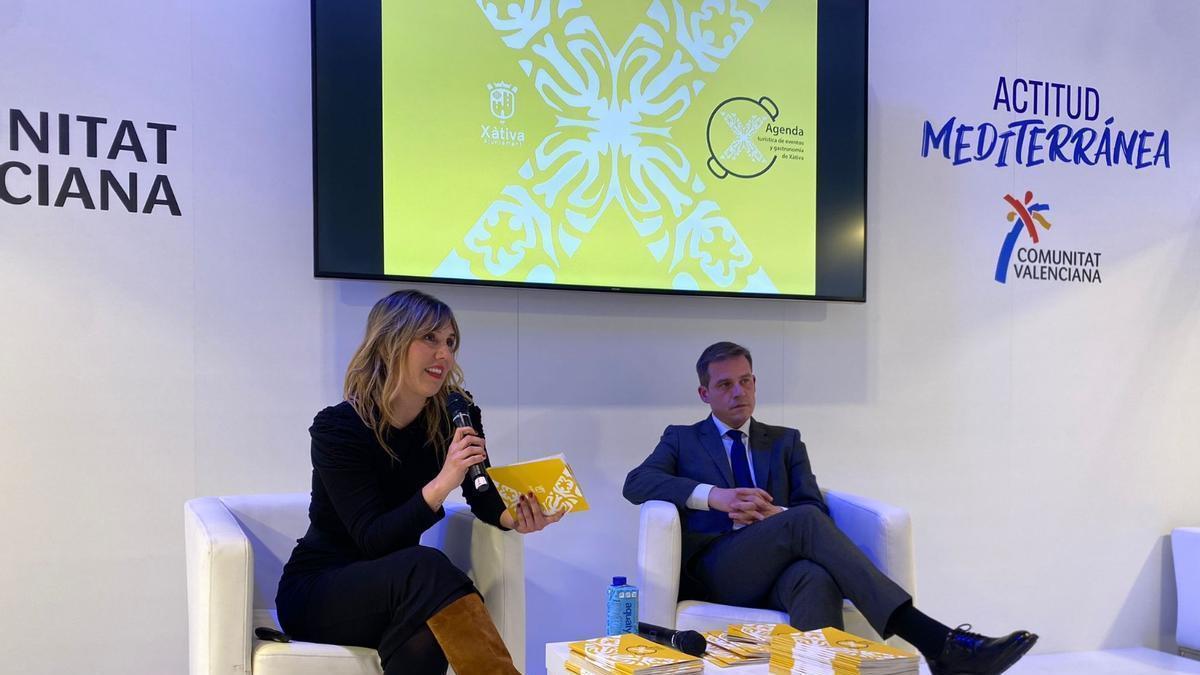 El alcalde de Xàtiva y la concejala de Turismo en Fitur, donde la app Xàtiva Turisme fue premiada.