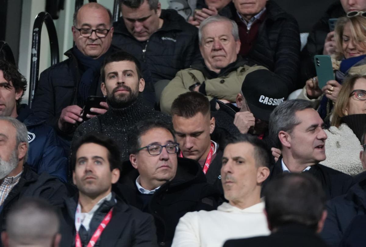 El presidente del Andorra, Gerard Piqué, y el del Castellón, Bob Voulgaris, con otras autoridades en el palco.