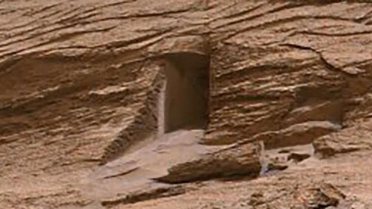 Imagen coloreada de la formación rocosa en forma de puerta, capturada en Marte el 7 de mayo de 2022.