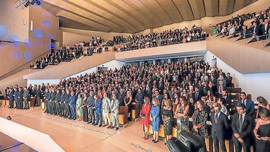 Más de 700 personas llenaron el Auditorio de Torrevieja para arropar a la familia Serna en la celebración del 50 aniversario de la creación de su compañía. tony sevilla