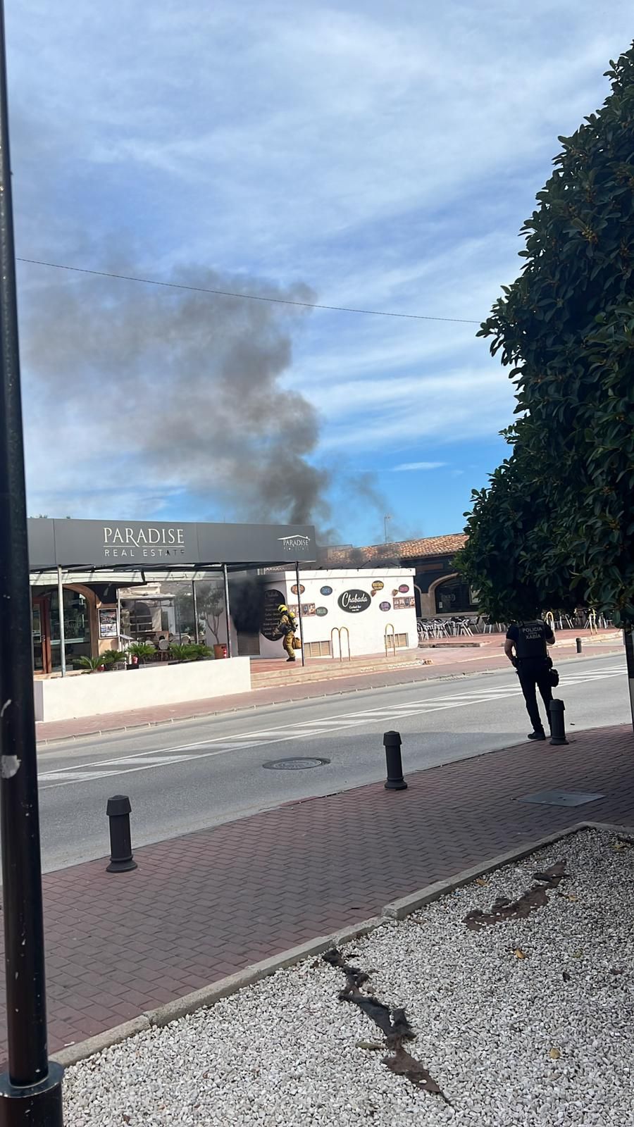 Las imágenes del incendio del transformador de la playa del Arenal de Xàbia que ha dejado sin luz a miles de abonados