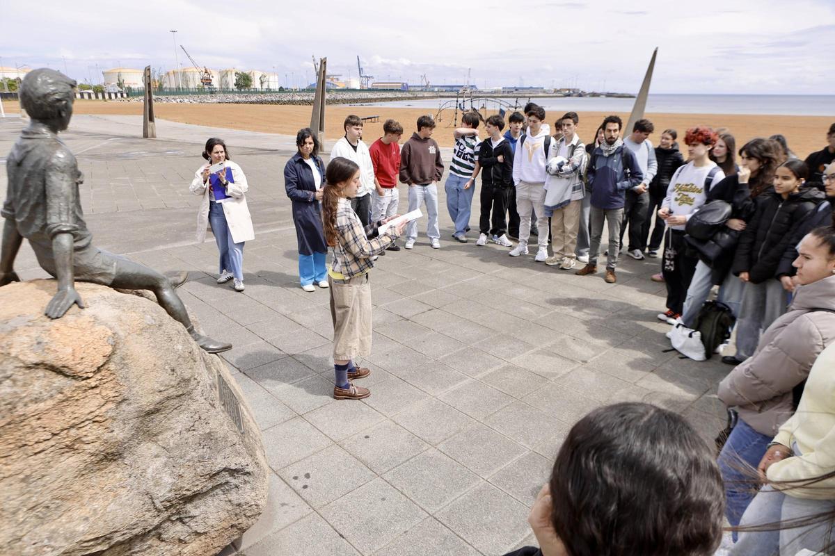 Los alumnos y el resto de participantes en el homenaje, esta mañana, en la playa del Arbeyal.