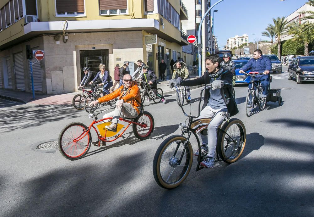 La Massa Crítica celebra 15 años pedaleando por la ciudad de Alicante.