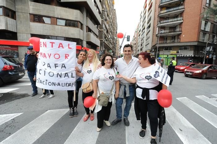 Manifestación de afectados por el cierre de iDenta