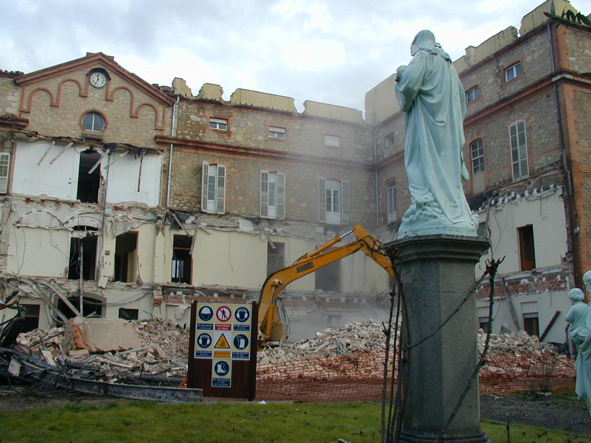 L'enderroc de l'edifici va ser el 2001.