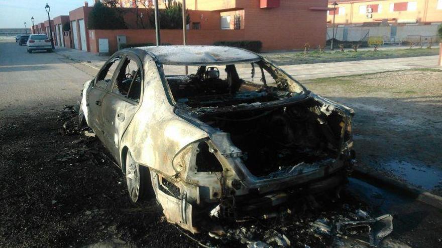 Uno de los coches incendiados en Villaralbo