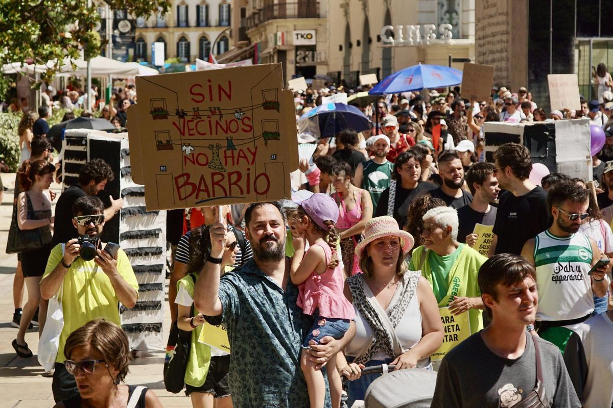 Miles de malagueños recorren las calles del centro de Málaga durante la manifestación del 27J por la vivienda
