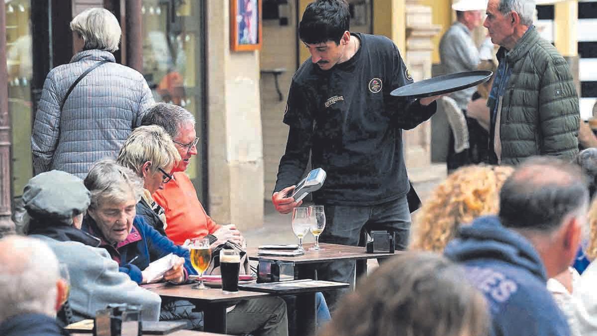 La Asociación de Vecinos Centro Antiguo considera que el Ayuntamiento no es capaz de hacer cumplir las ordenanzas sobre terrazas.