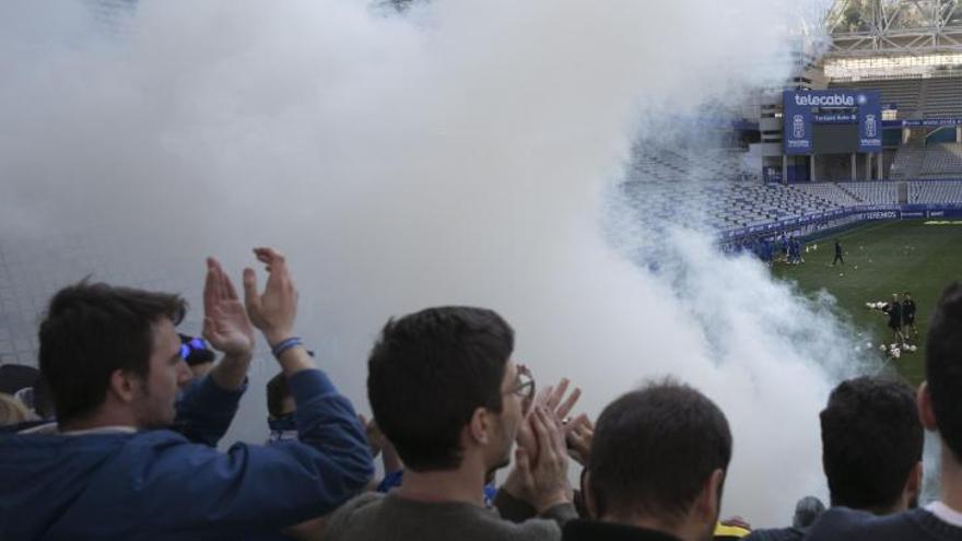 Los oviedistas apoyana a su equipo antes del derbi