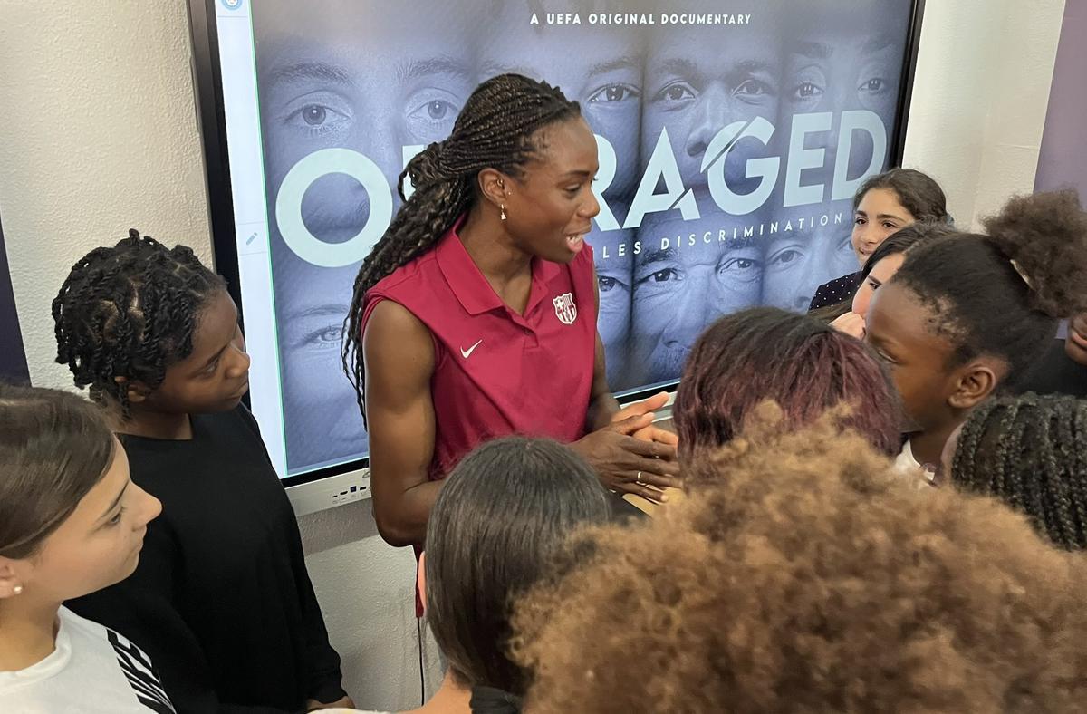 La atleta Aauri Bokesa departe con unas alumnas, tras la charla ofrecida en el colegio palmesano.