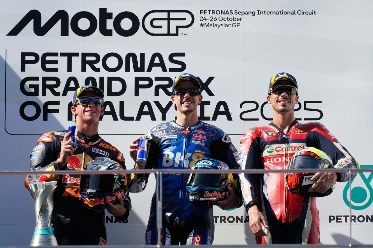 Joan Mir en el podio junto a Àlex Márquez y Pedro Acosta