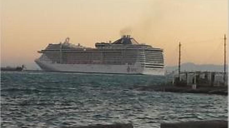 Hace escala en Valencia el primer crucero tras el naufragio del &quot;Concordia&quot;