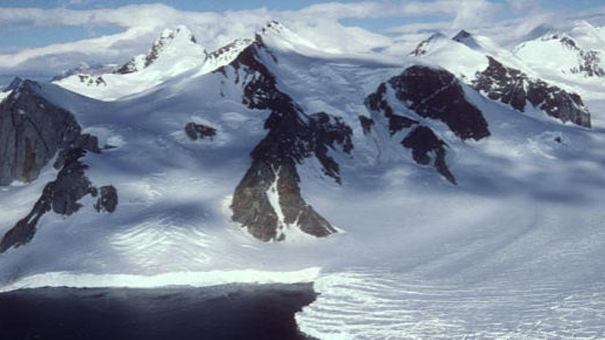 Un iceberg se desprende de un glaciar de Groenlandia