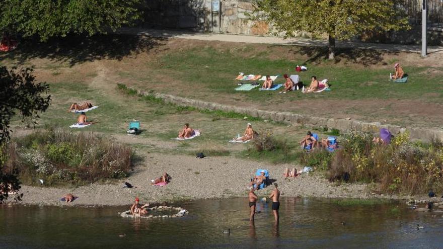 Los casi 32 grados en Ourense animaban al baño.