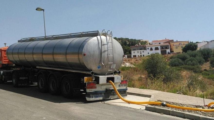 Uno de los camiones que desde el pasado verano se encarga de transportar el agua potable que Periana dona solidariamente a la vecina localidad de Colmenar.