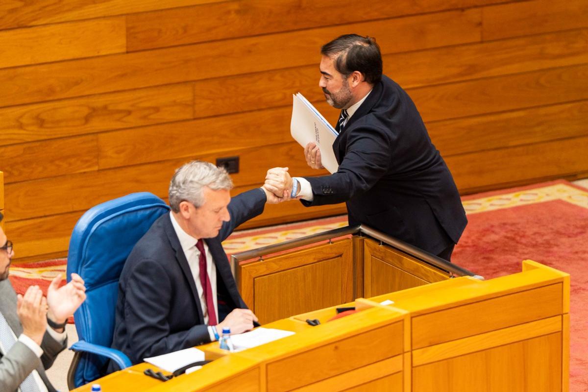 Alfonso Rueda y Alberto Pazos durante la sesión de investidura