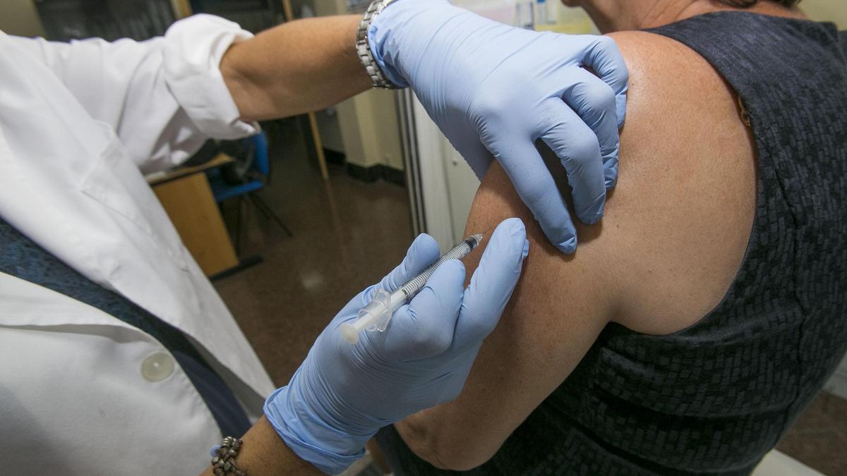 Vacunación contra el sarampión para personas mayores en un centro de salud en una imagen de archivo.