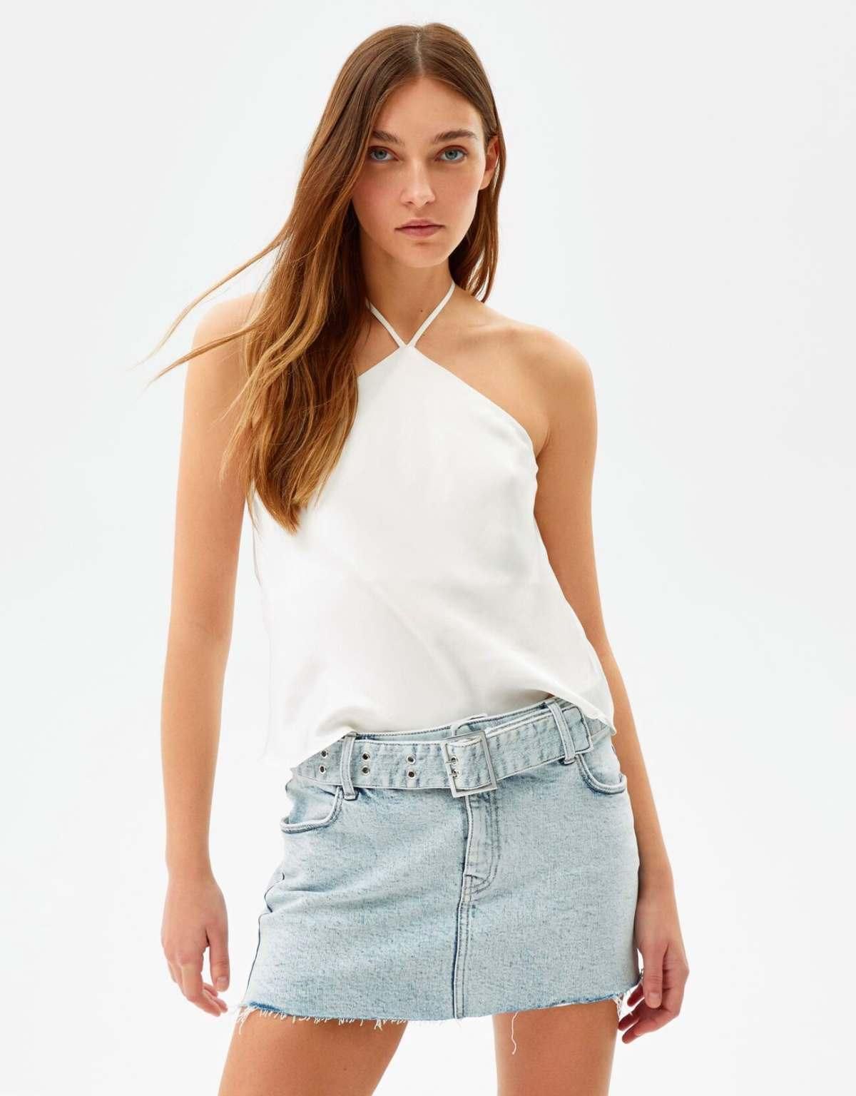 Minifalda vaquera con cinturón de Bershka