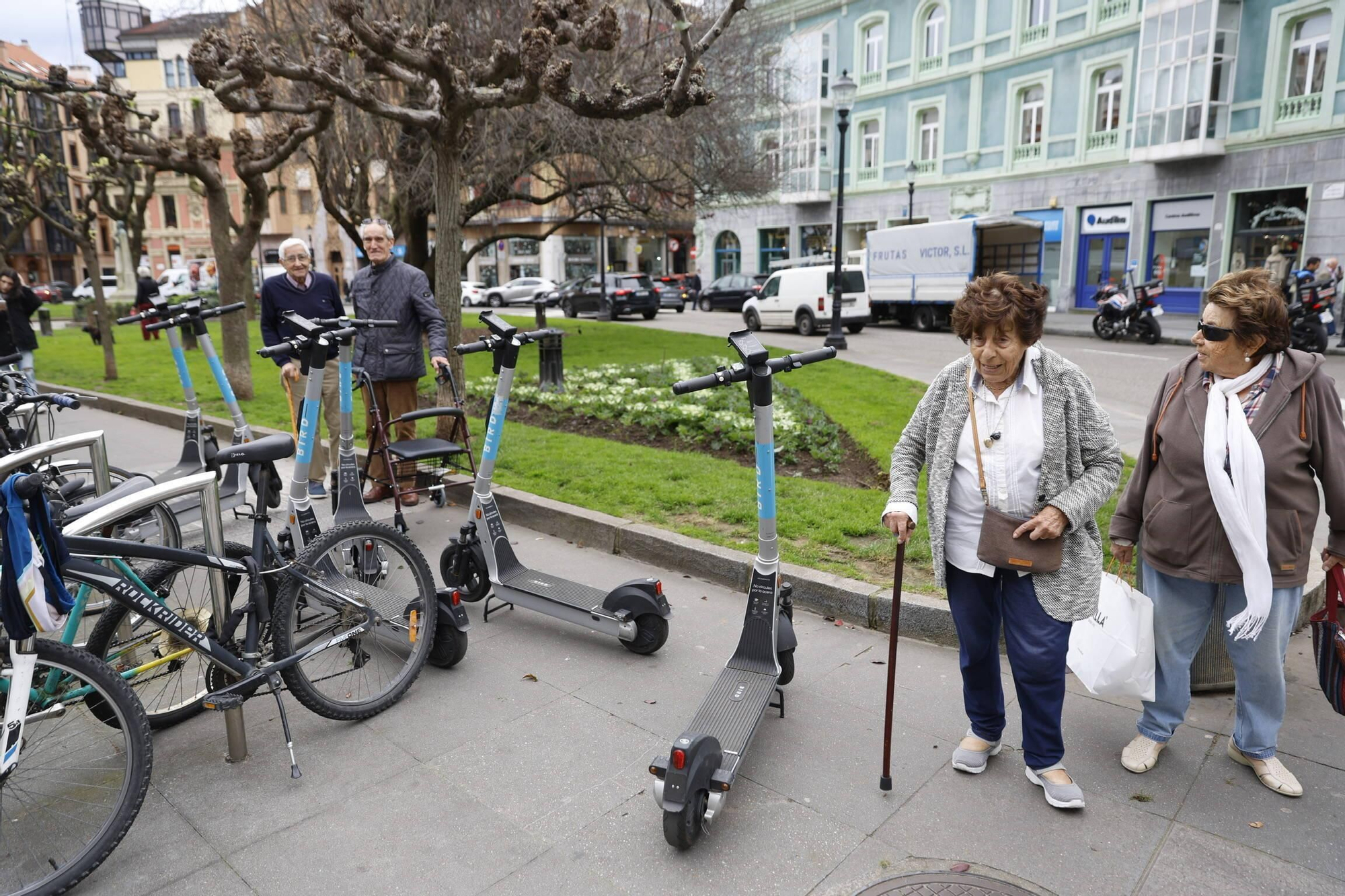 Los patinetes eléctricos aparcan el "civismo" en Gijón (en imágenes)